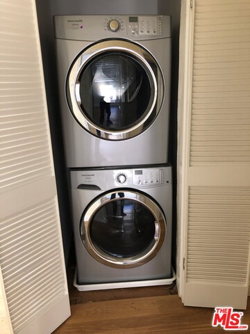 424 S Roxbury DR Unit: Upper