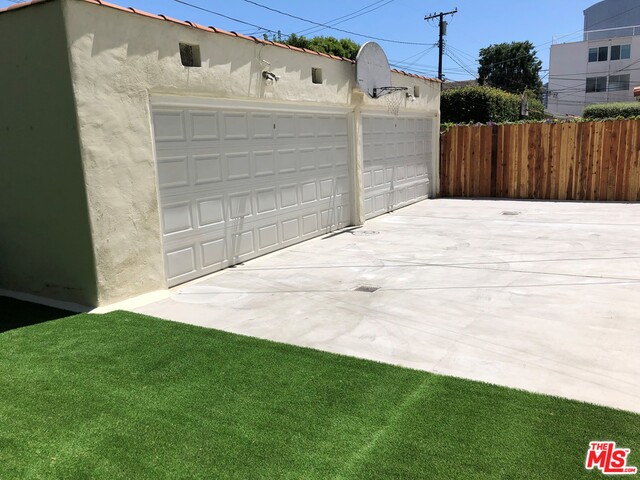 424 S Roxbury DR Unit: Upper