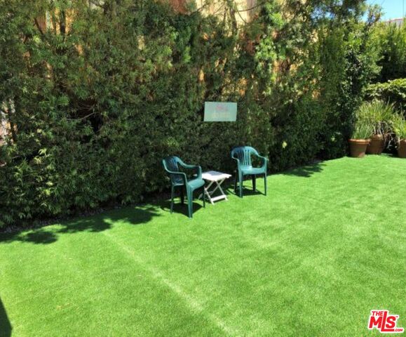 424 S Roxbury DR Unit: Upper