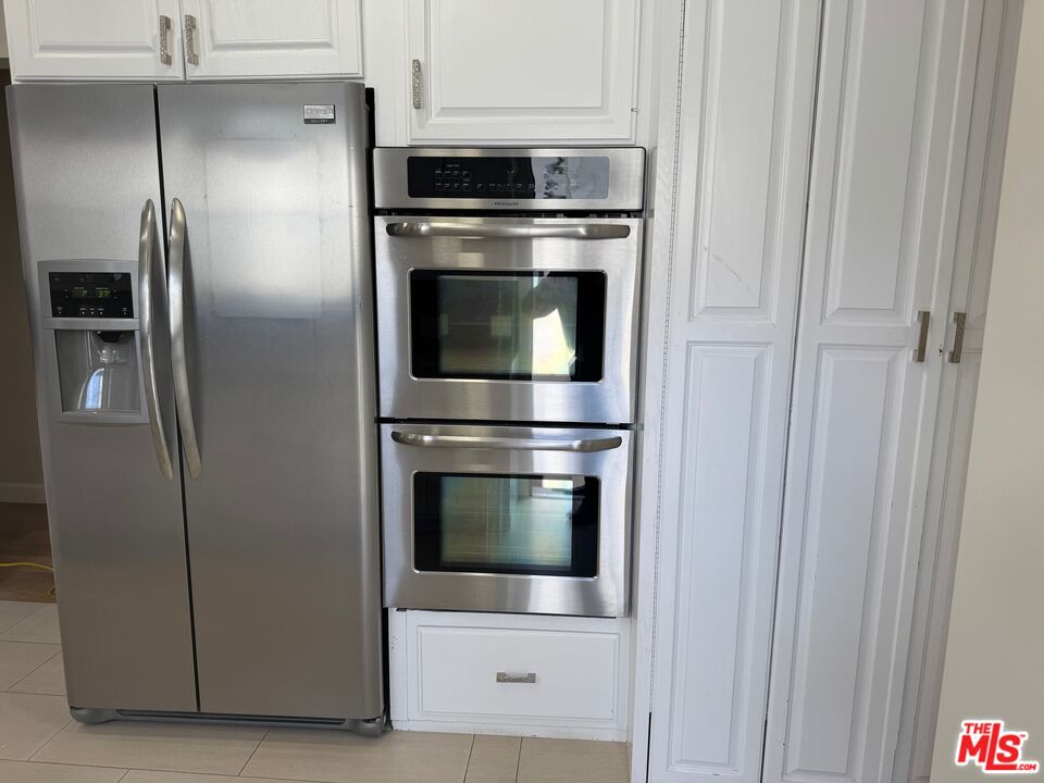 424 S Roxbury DR Unit: Upper