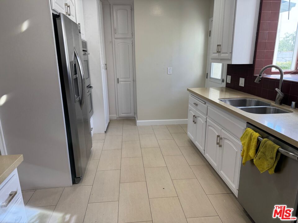 424 S Roxbury DR Unit: Upper