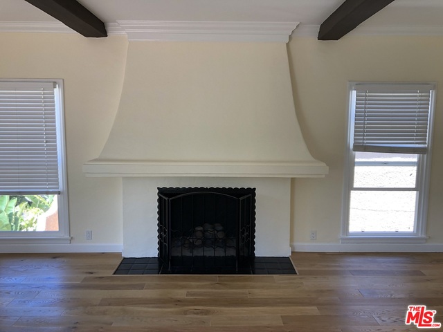 424 S Roxbury DR Unit: Upper