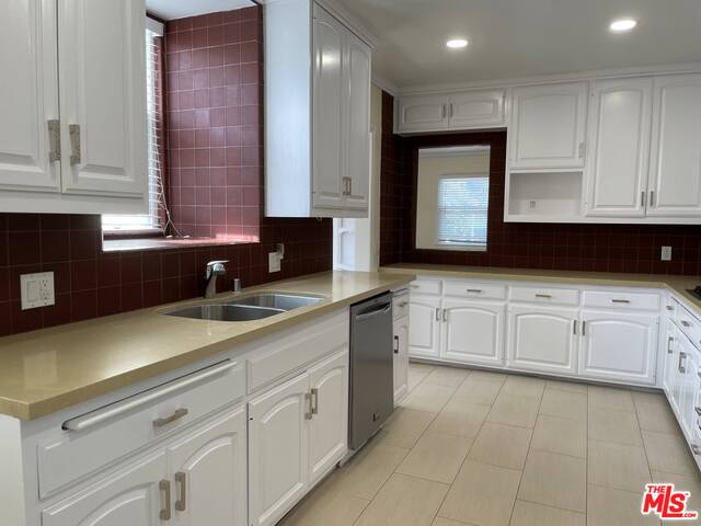 424 S Roxbury DR Unit: Upper