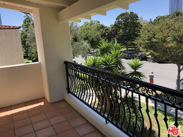 424 S Roxbury DR Unit: Upper