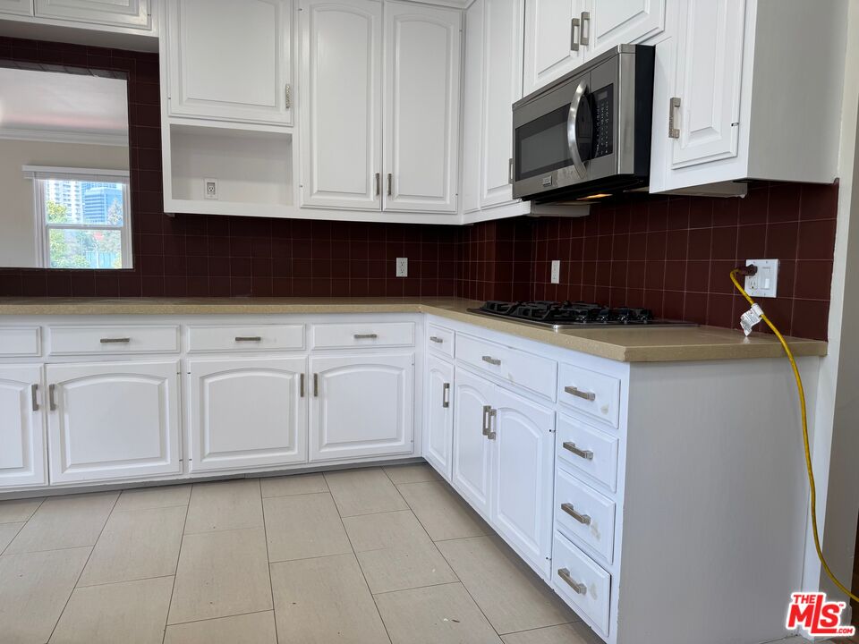 424 S Roxbury DR Unit: Upper