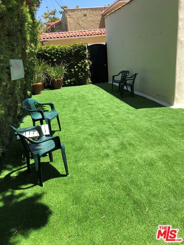 424 S Roxbury DR Unit: Upper