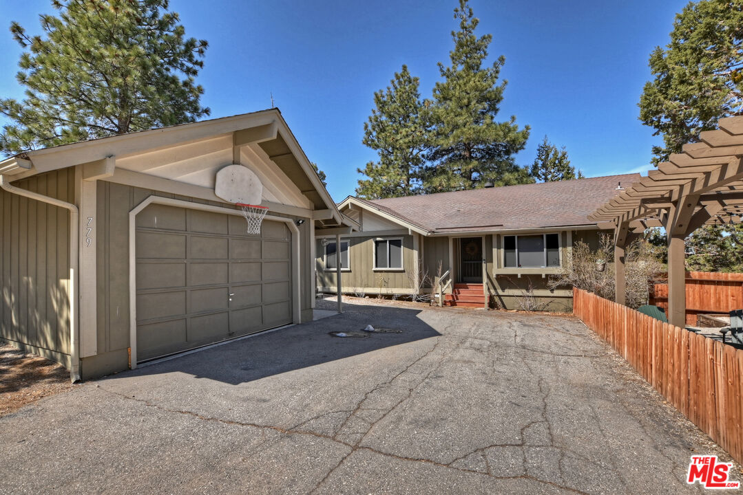 779 Villa Grove Ave