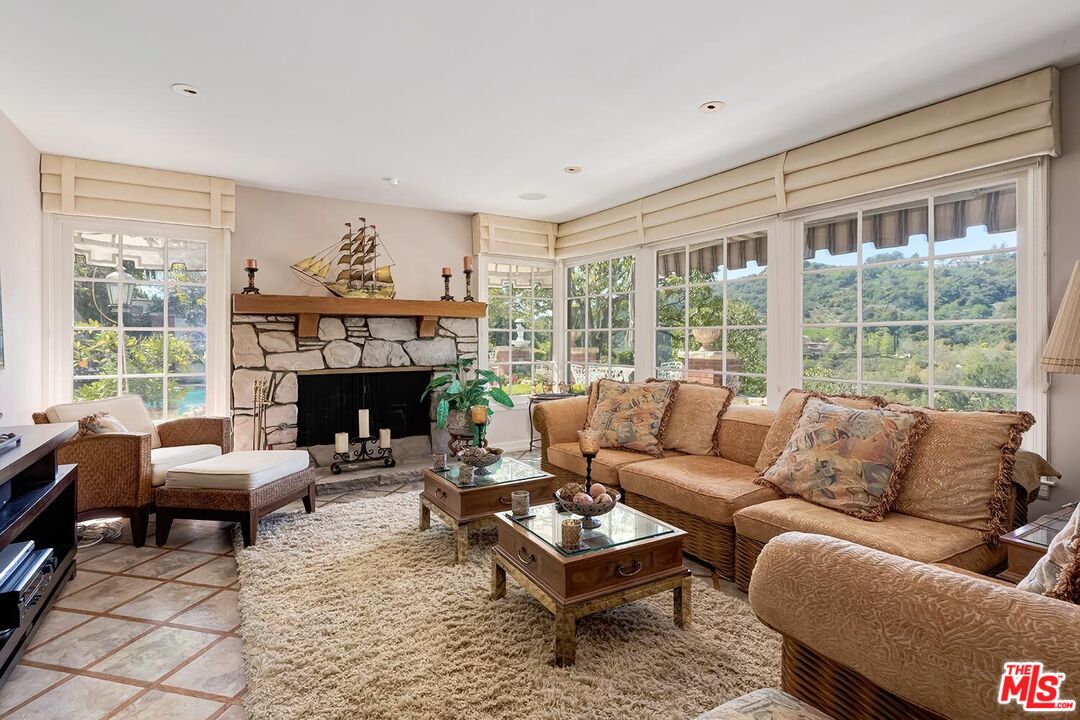 2627 Wallingford Dr