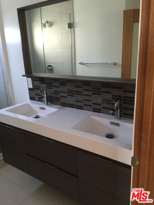 1121 N Sweetzer Ave Unit: 5