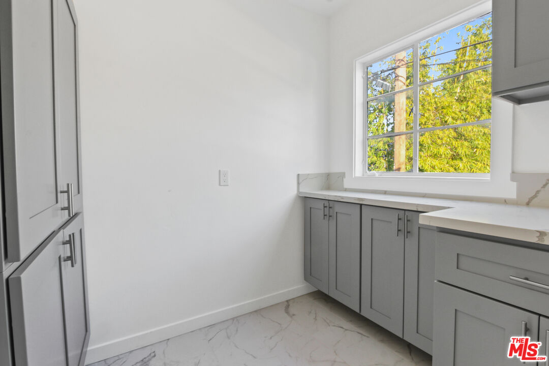 238 N Almont Dr Unit: 240 1/2