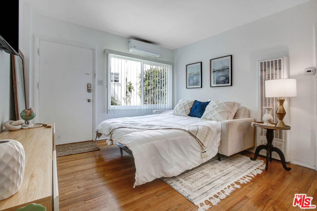 238 N Almont Dr Unit: 240 1/2