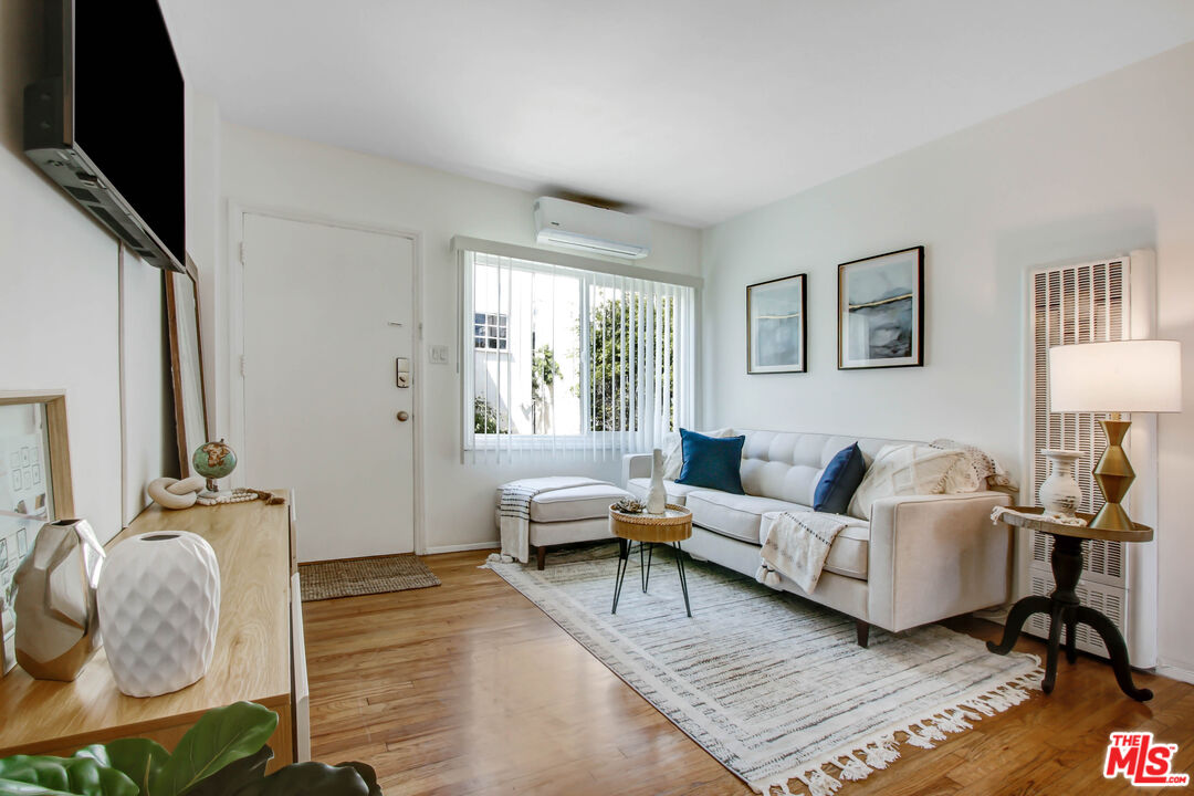 238 N Almont Dr Unit: 240 1/2