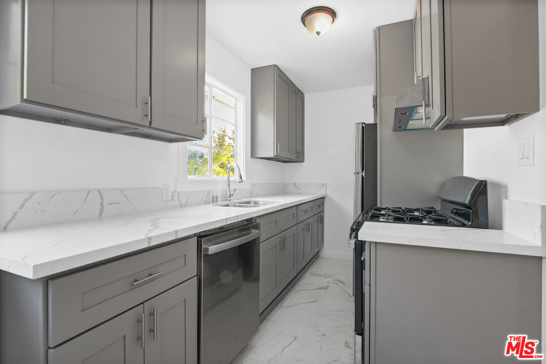 238 N Almont Dr Unit: 240 1/2