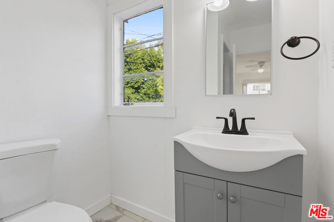238 N Almont Dr Unit: 240 1/2