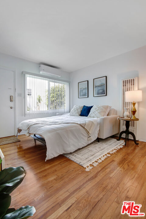 238 N Almont Dr Unit: 240 1/2