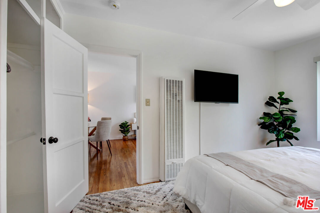 238 N Almont Dr Unit: 240 1/2