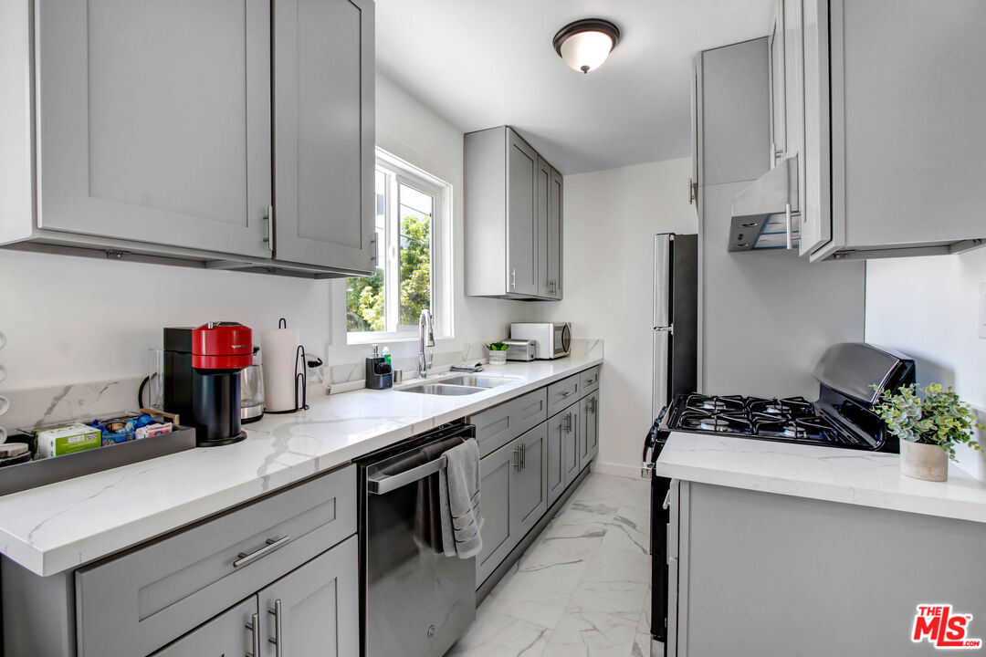 238 N Almont Dr Unit: 240 1/2
