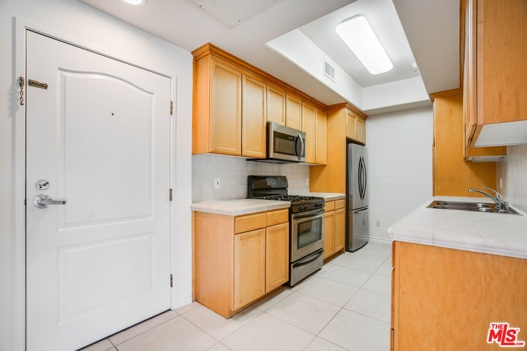 3328 Oakhurst Ave Unit: 205