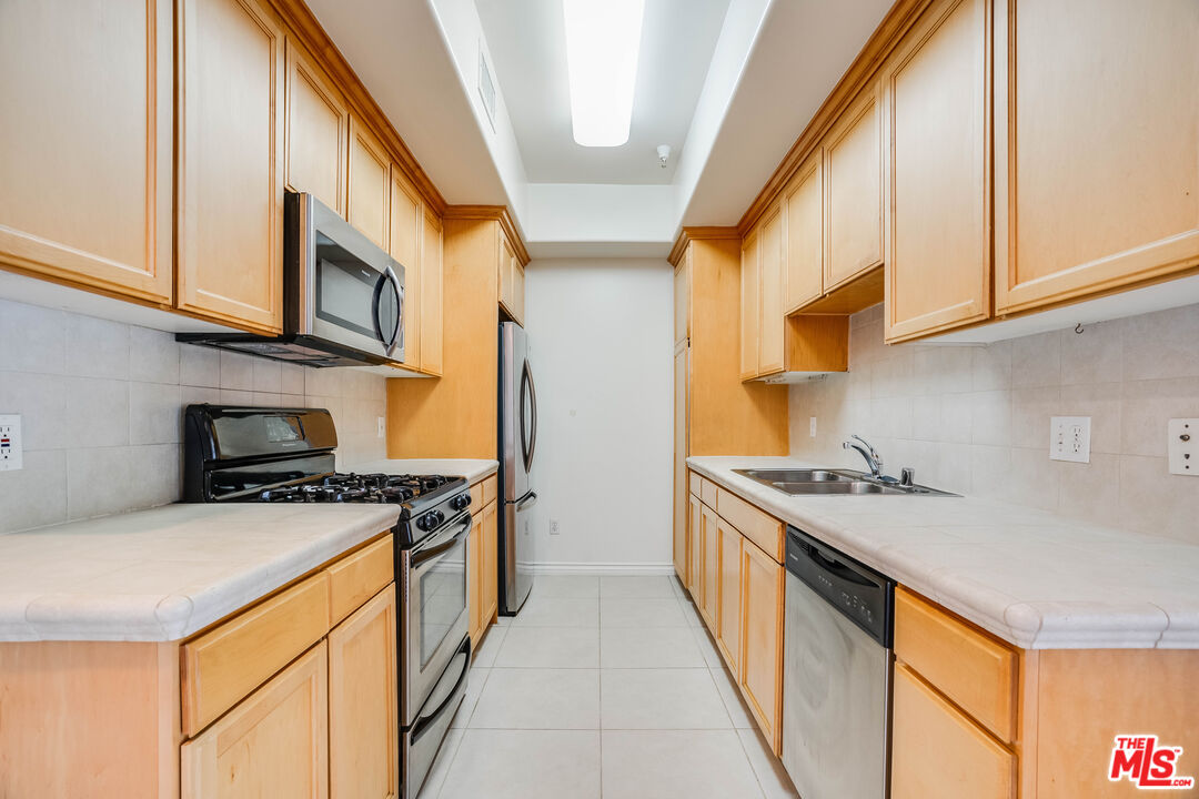 3328 Oakhurst Ave Unit: 205