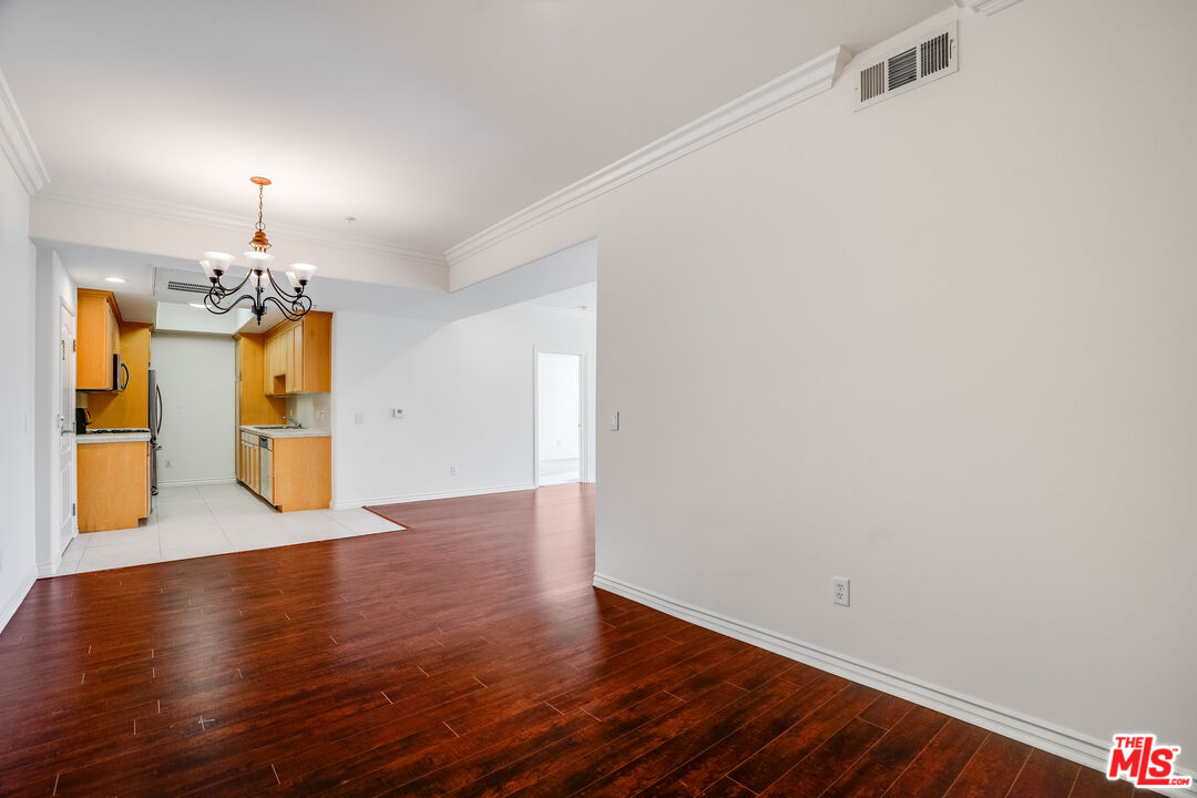 3328 Oakhurst Ave Unit: 205