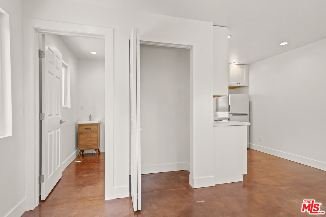 4876 Wicopee Ave