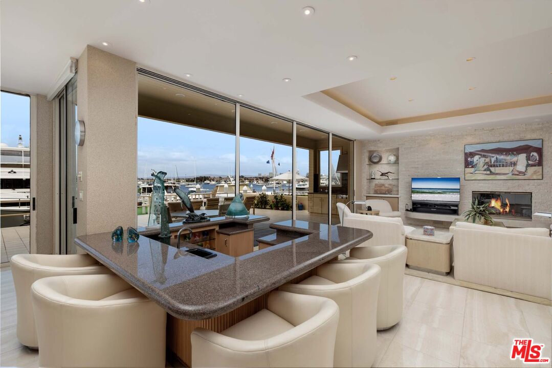812 W Bay Ave