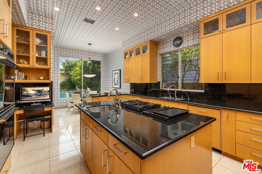 812 W Bay Ave