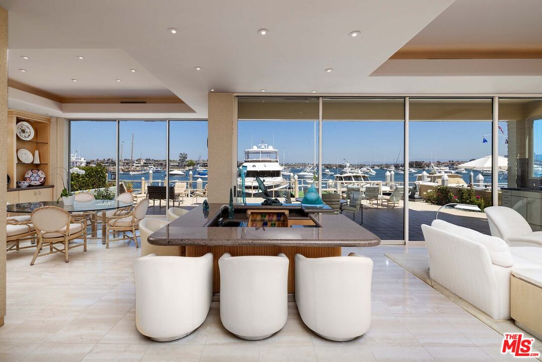812 W Bay Ave