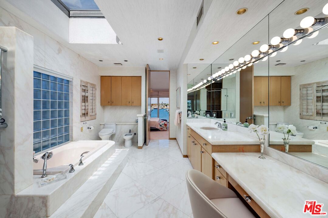 812 W Bay Ave