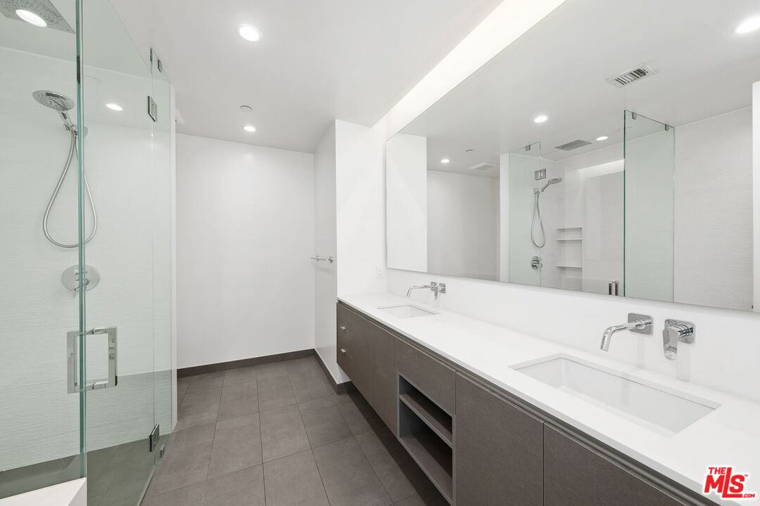 935 N San Vicente Blvd Unit: 7