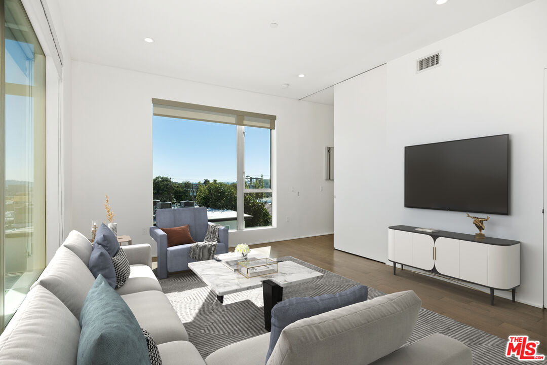 935 N San Vicente Blvd Unit: 7