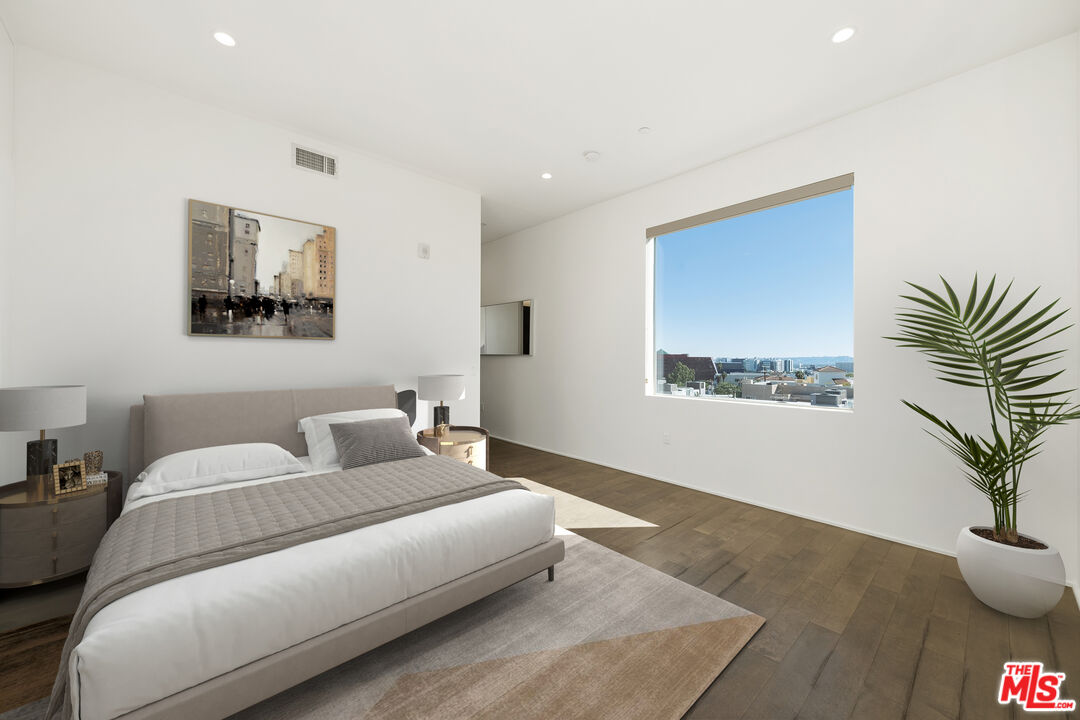 935 N San Vicente Blvd Unit: 7