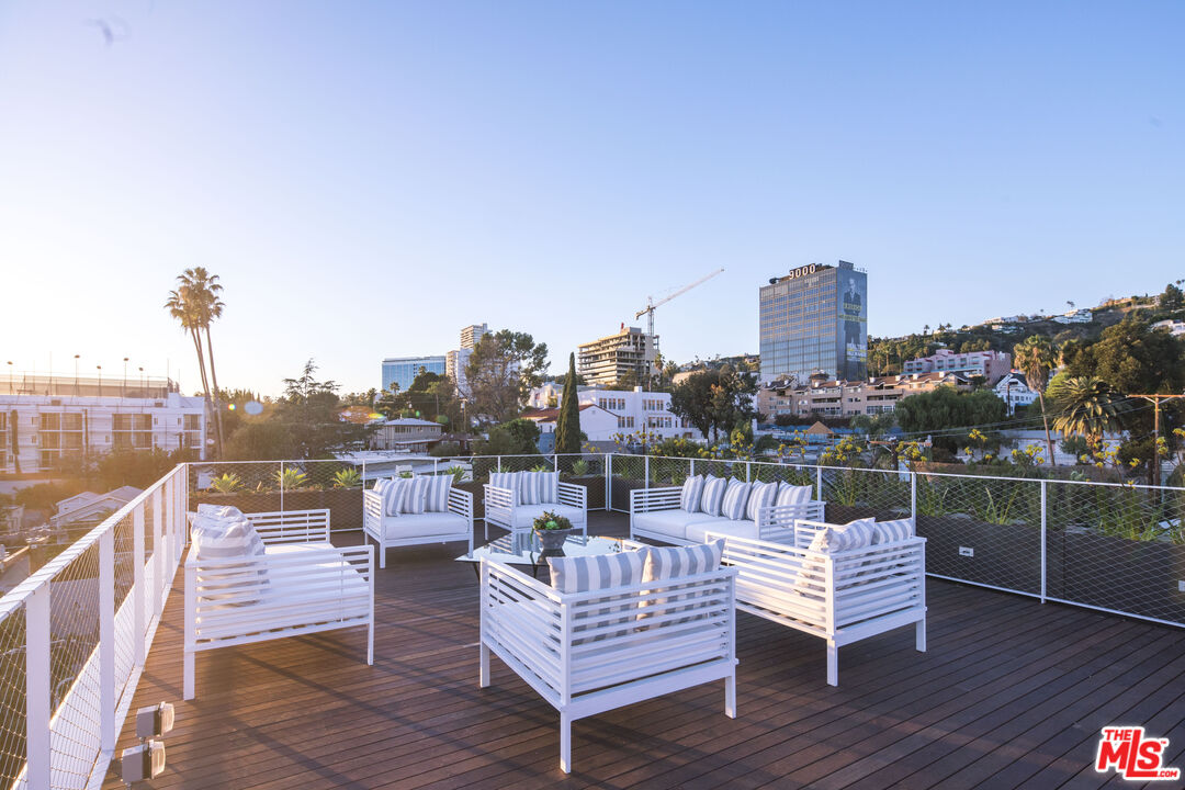 935 N San Vicente Blvd Unit: 7