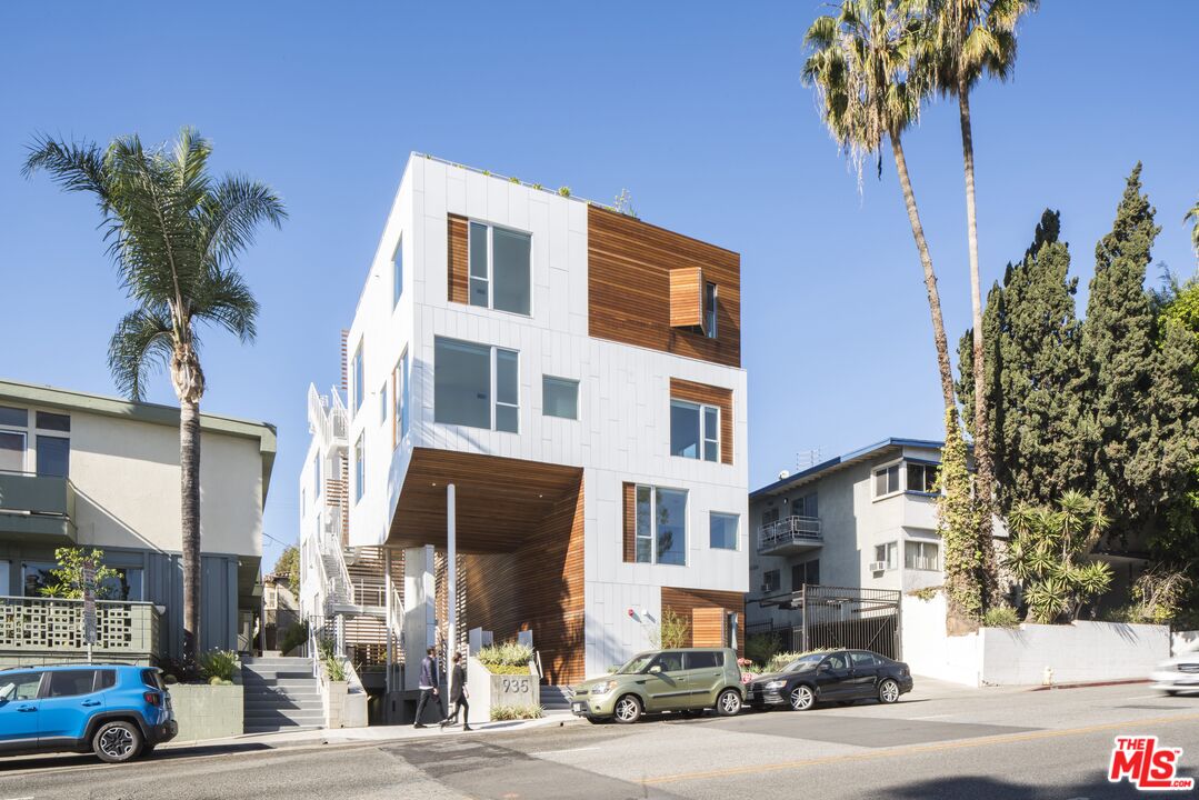 935 N San Vicente Blvd Unit: 7