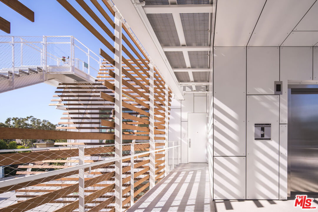 935 N San Vicente Blvd Unit: 7