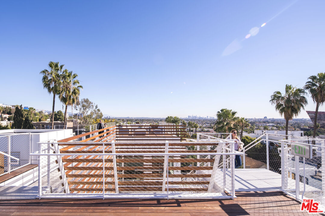 935 N San Vicente Blvd Unit: 7