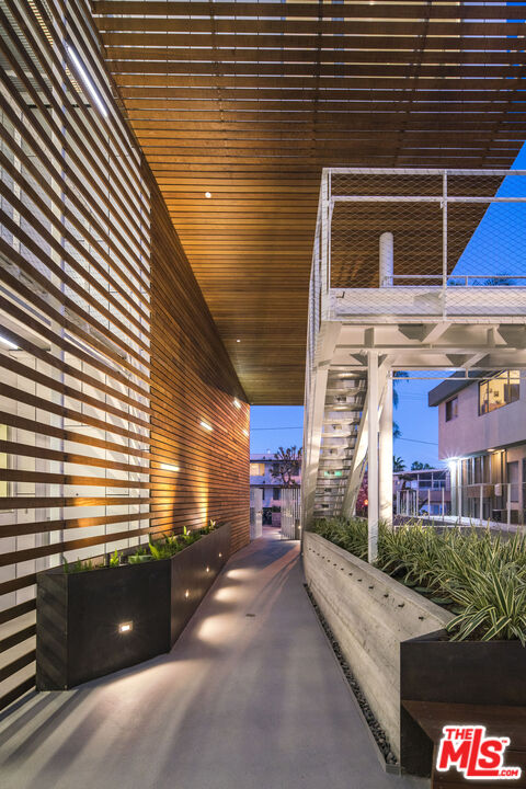 935 N San Vicente Blvd Unit: 6