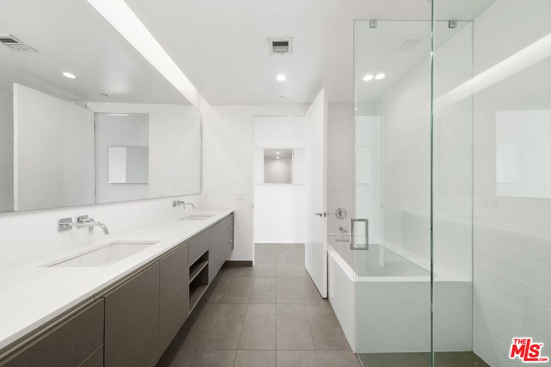 935 N San Vicente Blvd Unit: 6