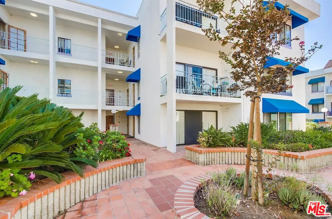 8324 Regents Rd Unit: 3O