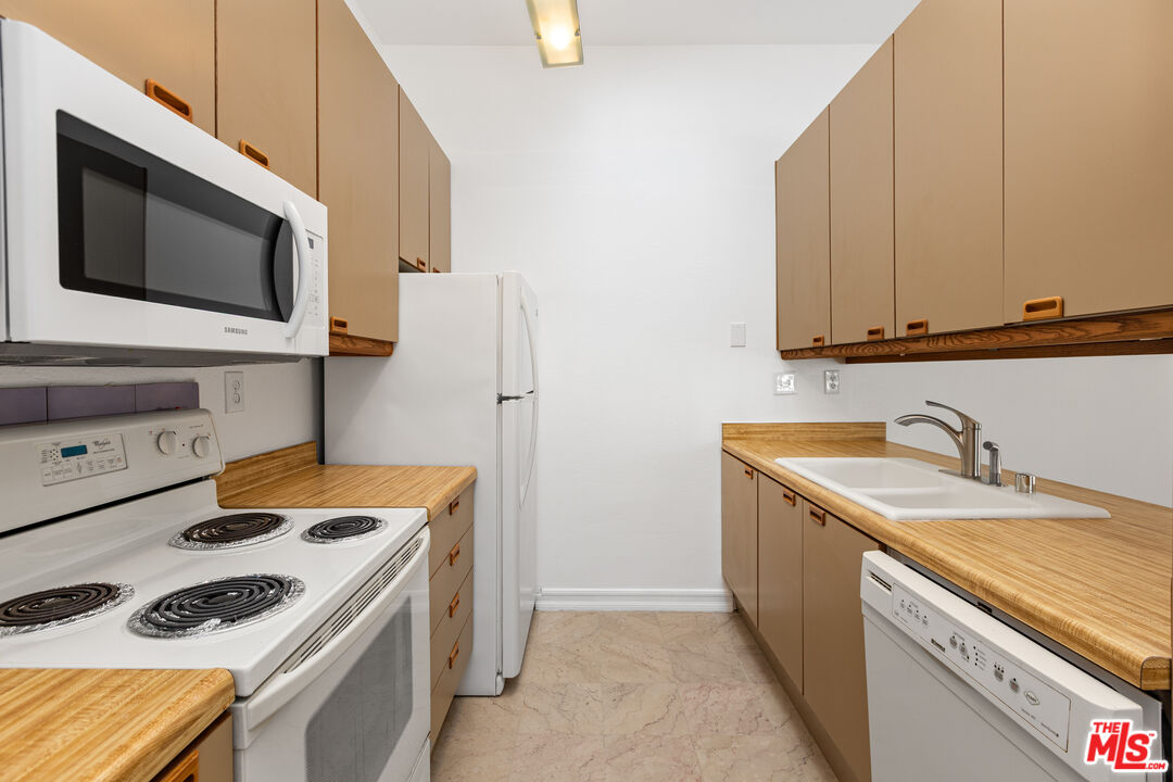 8324 Regents Rd Unit: 3O