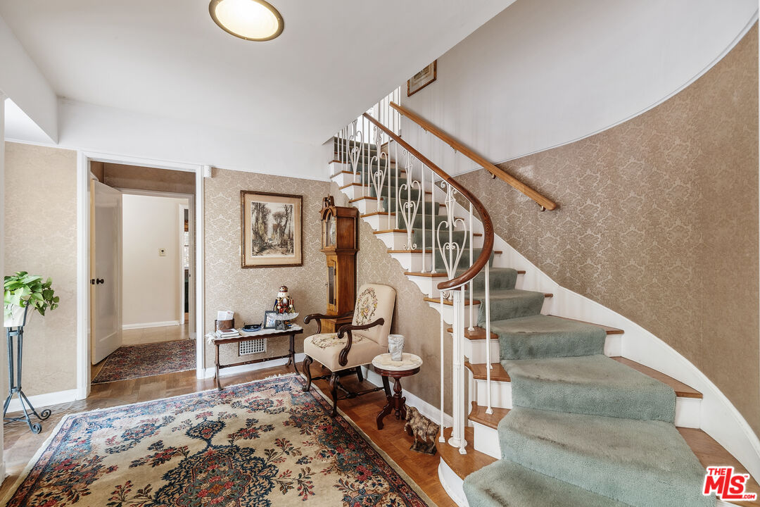 550 Loring Ave