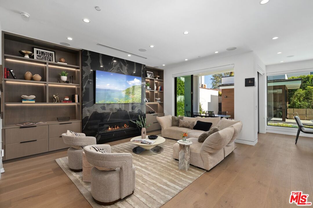 714 N La Jolla Ave