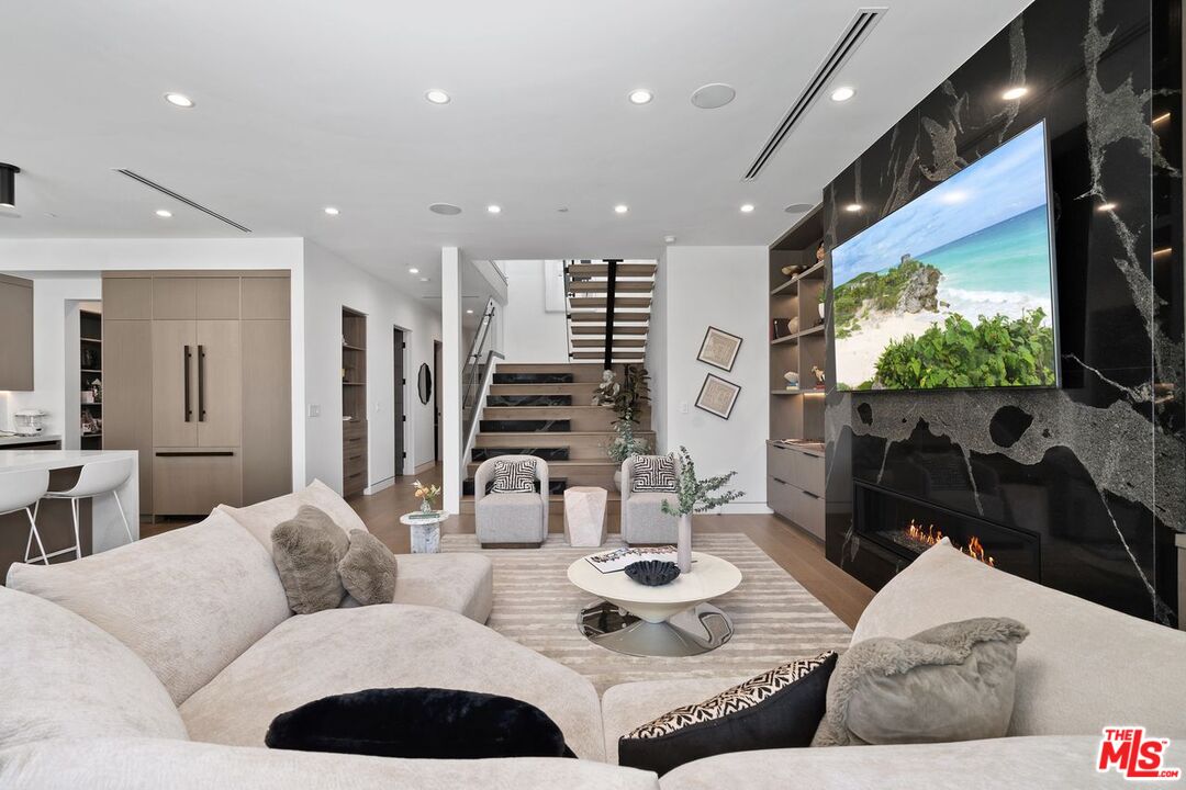 714 N La Jolla Ave