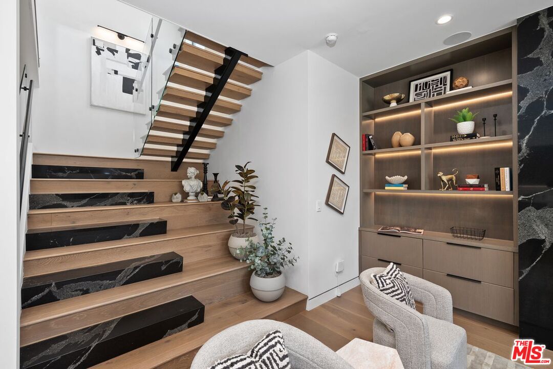 714 N La Jolla Ave