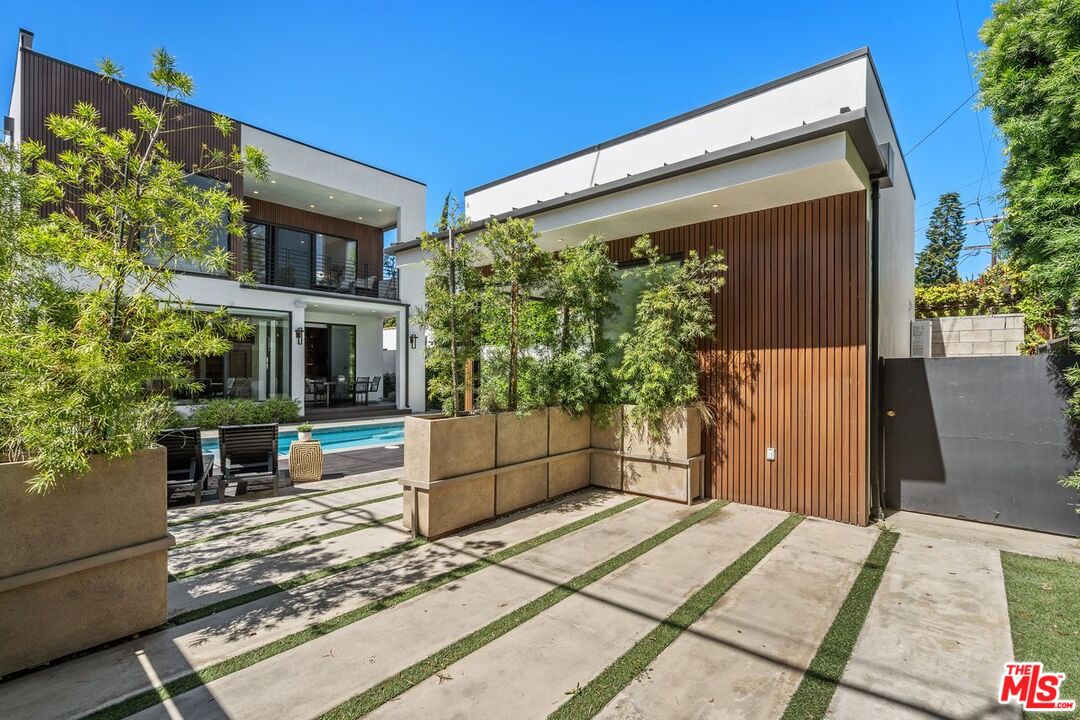 714 N La Jolla Ave