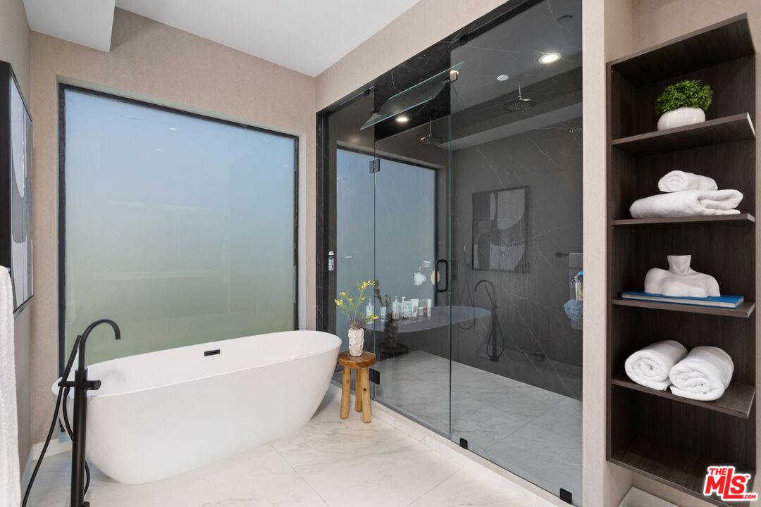 714 N La Jolla Ave