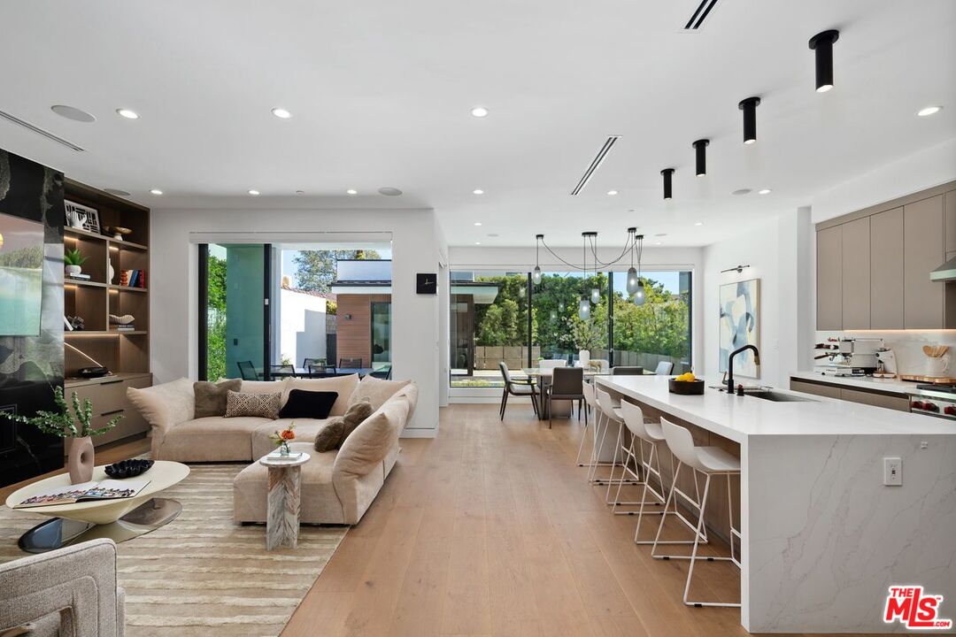 714 N La Jolla Ave