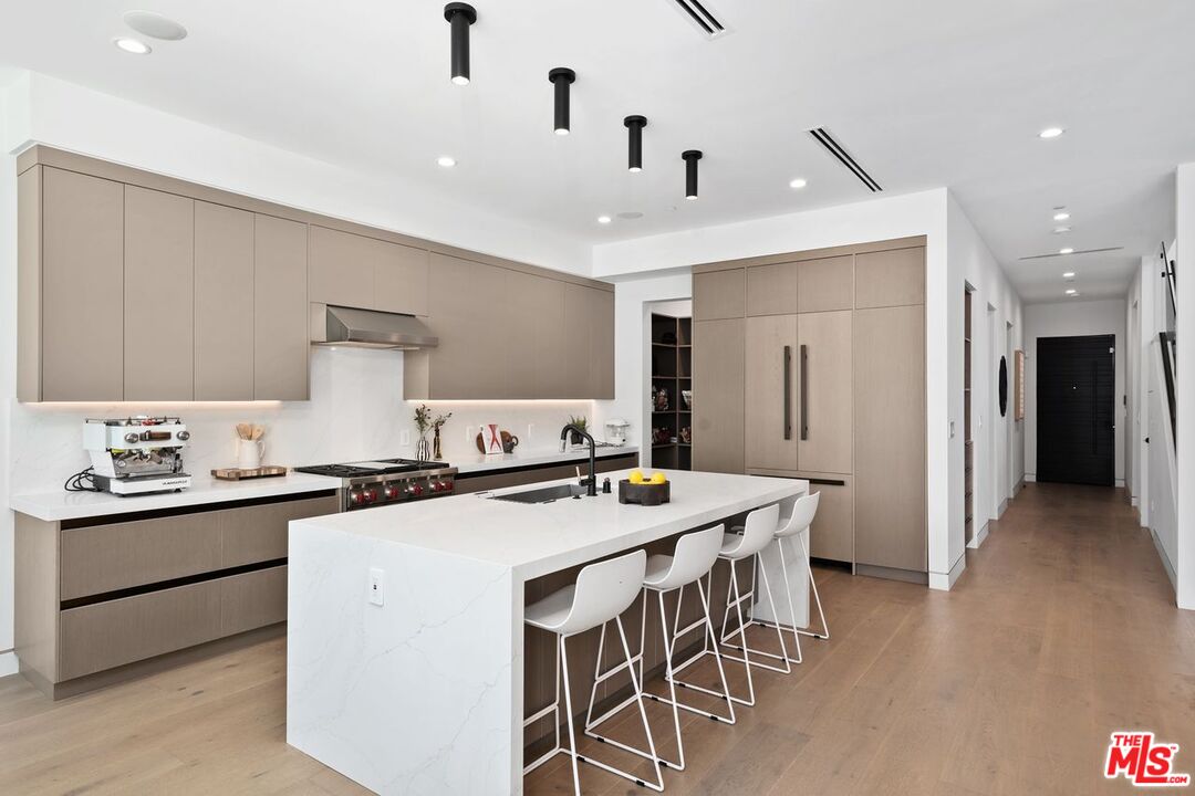 714 N La Jolla Ave