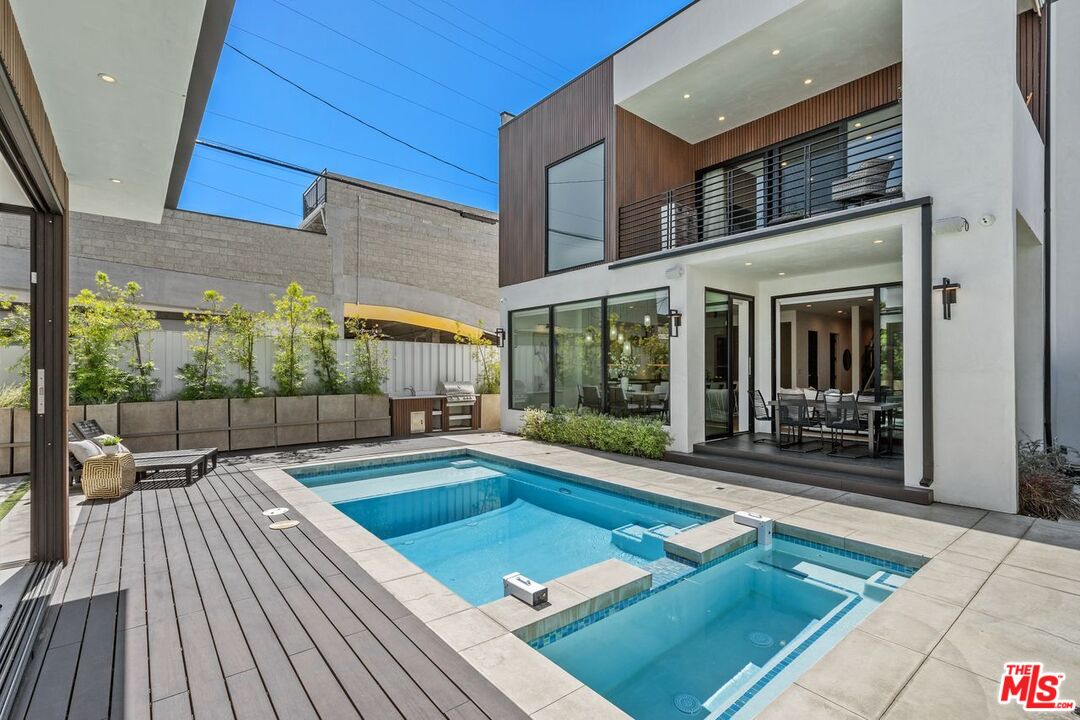 714 N La Jolla Ave