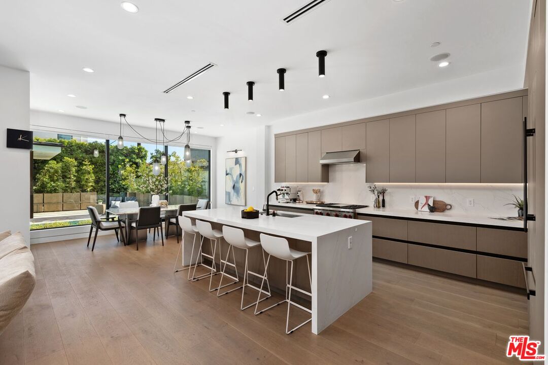 714 N La Jolla Ave